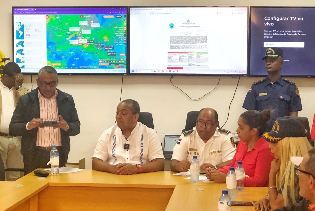 Reunión de Emergencias en el Cuerpo de Bomberos de SDO ante posibles inundaciones por la tormenta Franklin.