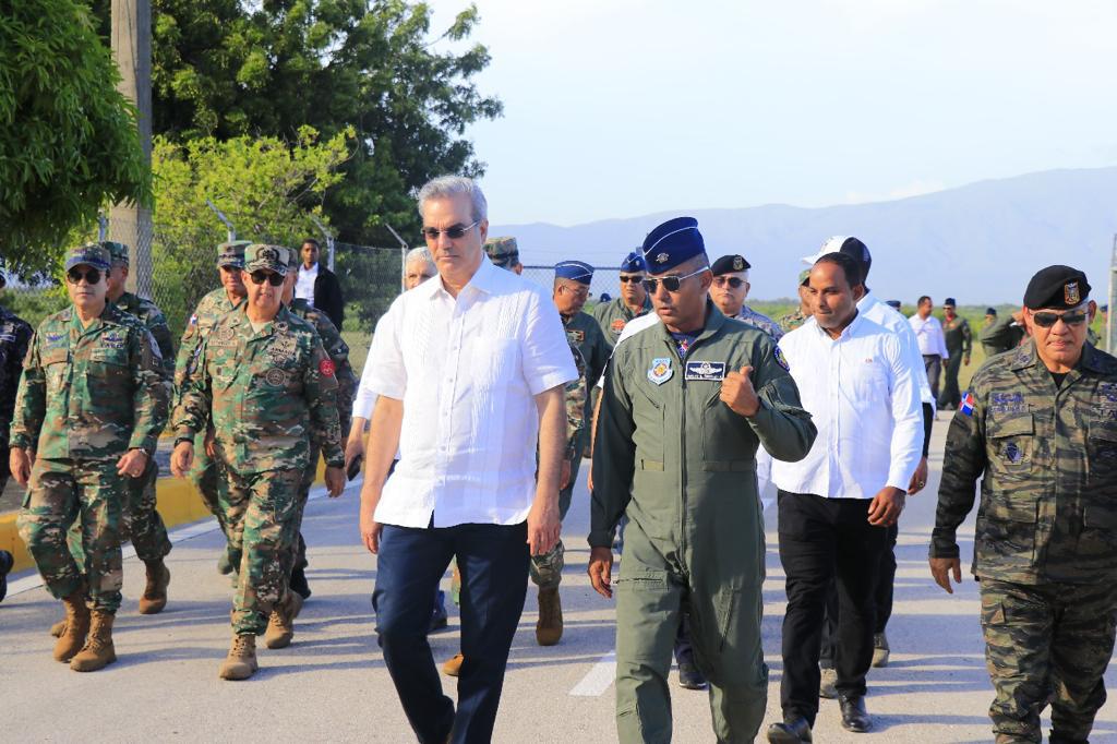 Presidente Luis Abinader inaugura destacamento aéreo de Barahona y da primer palazo para la construcción de la base aérea del Comando Sur de la FARD