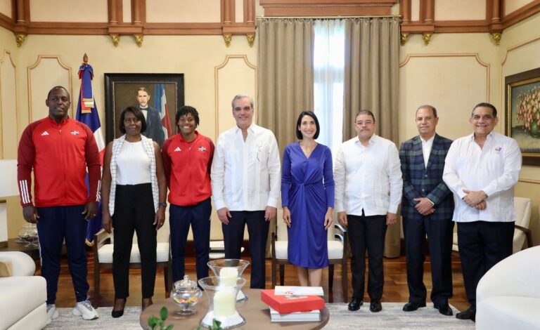 Presidente Abinader recibe visita a la campeona en los 400 metros planos de atletismo, Marileidy Paulino