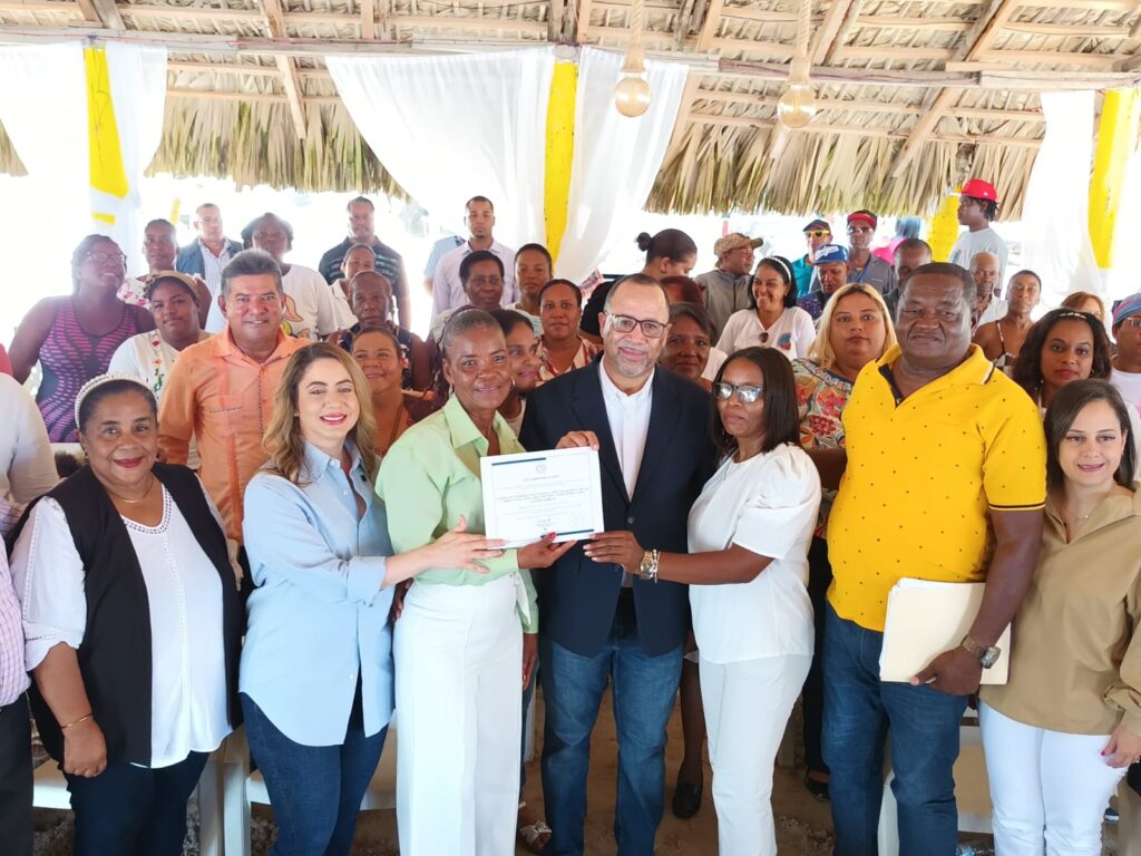 IDECOOP y Supérate entregan certificado de incorporación a la cooperativa Comerciantes, Empleados Costeros y pescadores de Boca Chica (COOPLACHICA)
