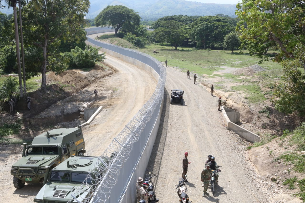 La primera etapa está avanzada en un 75% Presidente Abinader inaugura la sección de la verja fronteriza correspondiente a Elías Piña