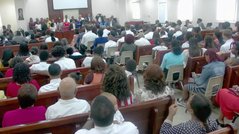 Santos de los últimos reciben mensaje de fortaleza y valores familiares durante la conferencia Estaca Las Américas en Santo Domingo Este.