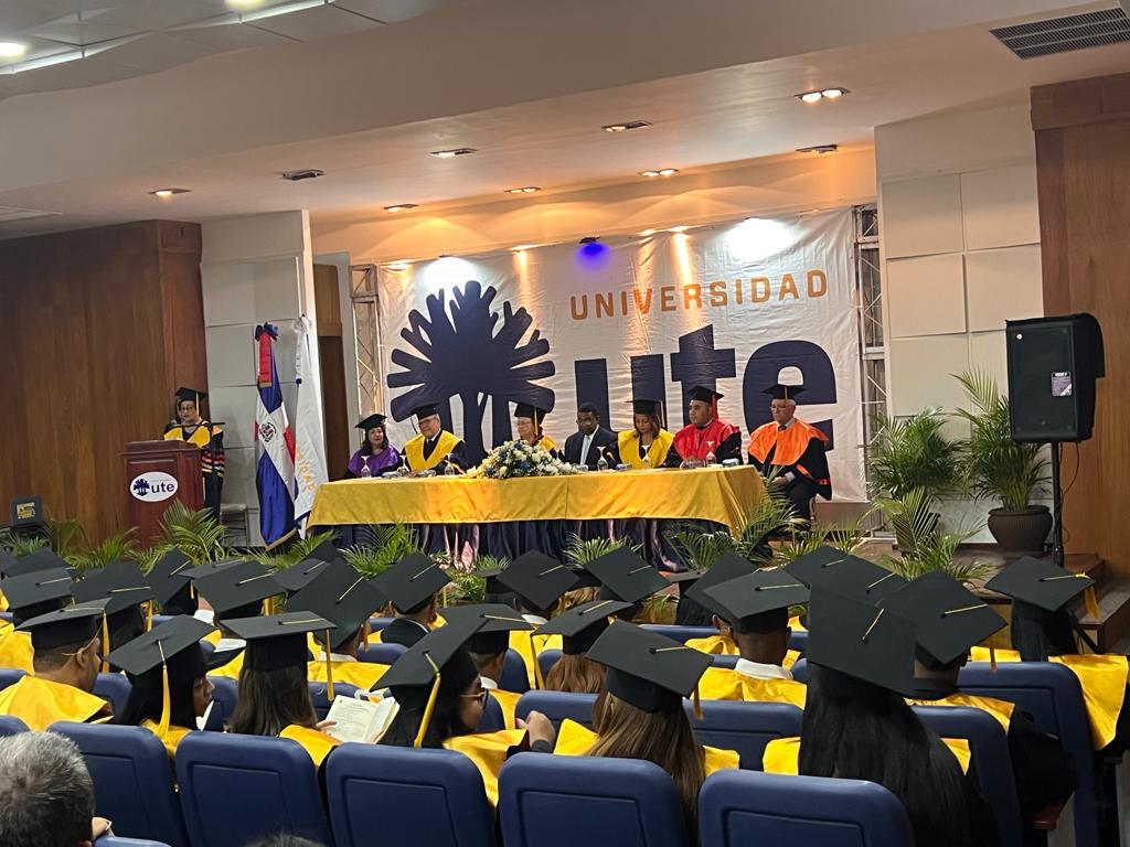 La Universidad UTE Gradúa 101 nuevos profesionales en Santiago de los Caballeros