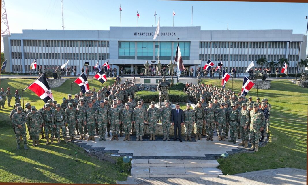 Con izada de bandera develan estatua en honor al “Glorioso Soldado Dominicano”