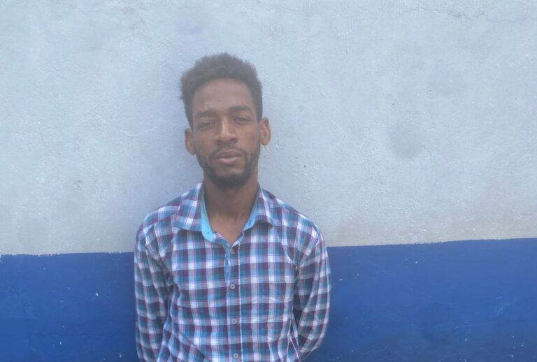 Apresan hombre acusado de sustraer 4 litros de bebidas alcohólicas en Boca Chica