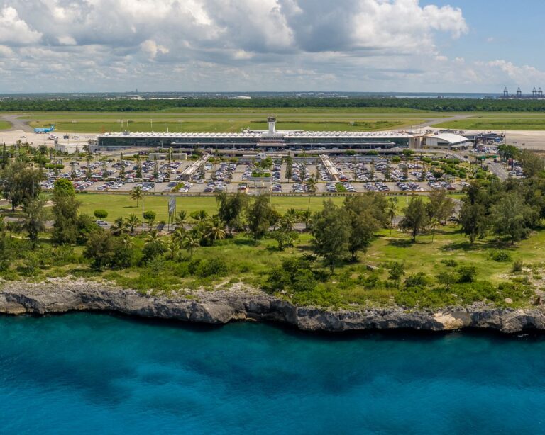 AERODOM registra cifras récord en tráfico de pasajeros y carga en el año 2023, con ≈6.6 millones de pasajeros y más de 193 MM libras de carga