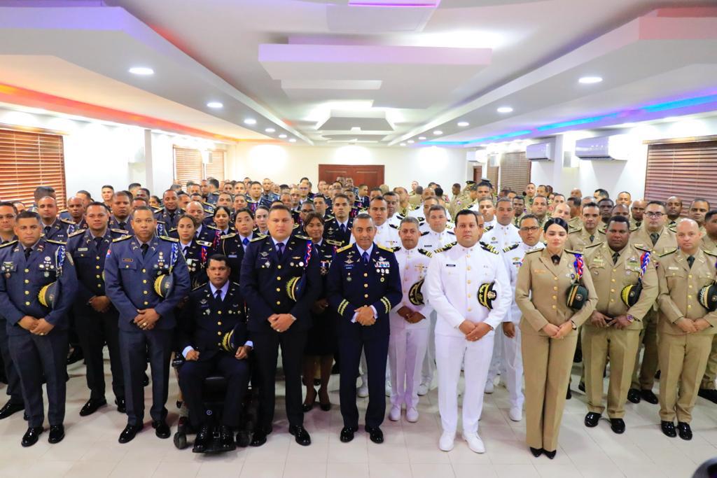 Comandante Gral FARD recibe la promoción de Cadetes y Guardiamarinas de la FFAA y la PN 2003-2007