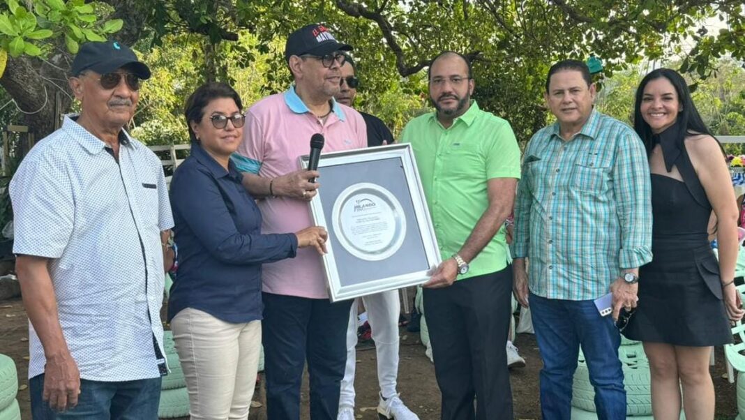 Grupo de medios Hilando Fino y su presidente Salvador Holguín reconocen al niño mimado de los dominicanos Fernando Villalona como 