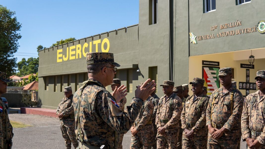 Comandante General del Ejército evalúa instalaciones y listeza operacional de los soldados en recorrido por la zona fronteriza y Azua