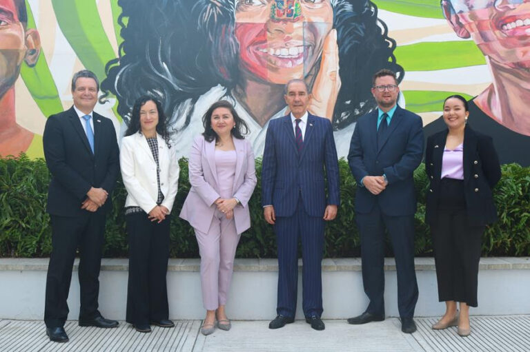 Encargada de Negocios de Embajada EE.UU. y Ministro de Educación Superior participan en Mesa de Trabajo para el Inglés