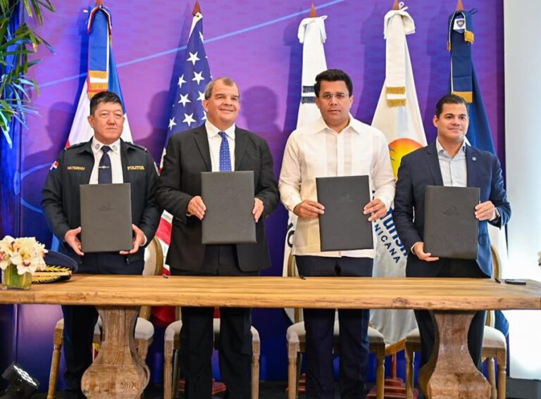 Embajada de EEUU, Ministerio de Turismo y otras entidades firman acuerdo para garantizar seguridad de turistas que visiten RD