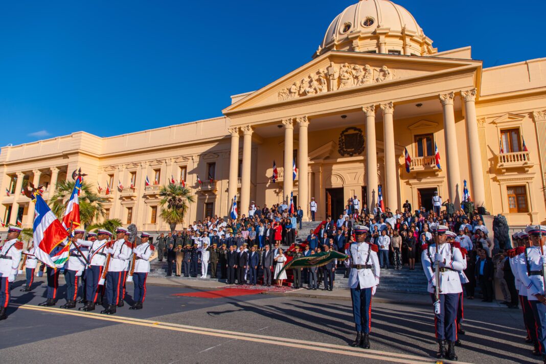 Presidente Abinader encabeza acto de homenaje a la Bandera Nacional