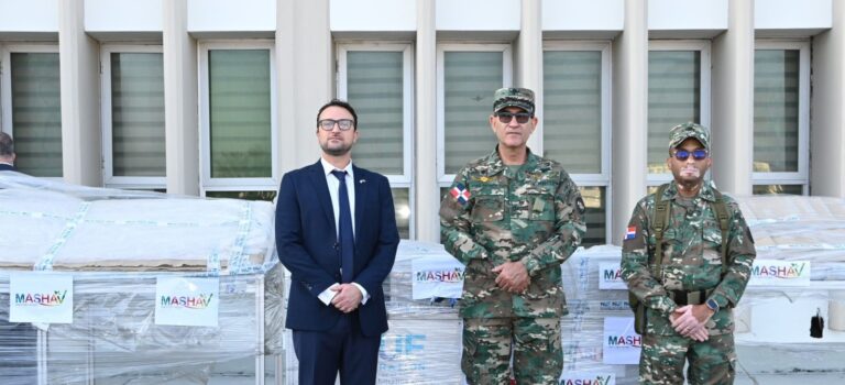 Embajada de Israel dona equipo de purificación de agua para militares en la frontera dominicana