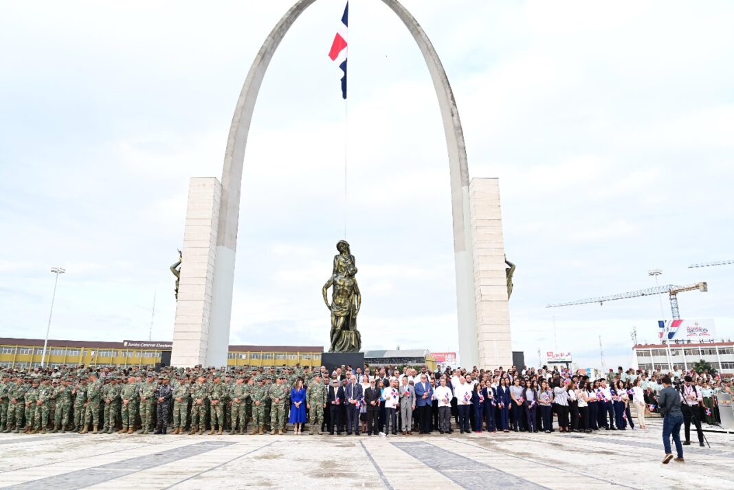 Fuerzas Armadas rinden homenaje a la bandera y al prócer Juan Pablo Duarte