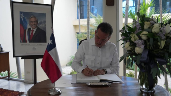 Ito Bisonó firma libro de condolencias por fallecimiento del expresidente chileno Sebastián Piñera Echenique