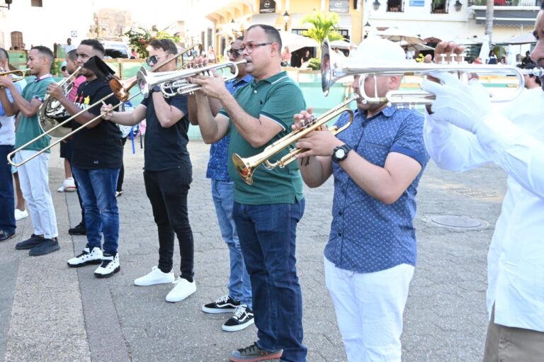 MIDE ofrece mini conciertos patrióticos sorpresa para visitantes a la Plaza España