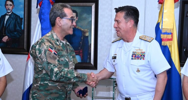 Ministro de Defensa recibe visita del comandante de la Armada de Colombia