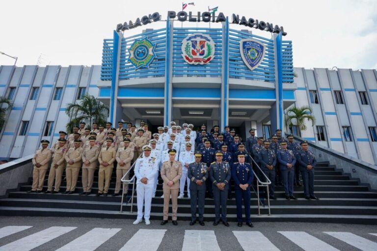 Oficiales con 30 años de servicio de la Policía Nacional y las Fuerzas Armadas visitan la sede de la institución del orden