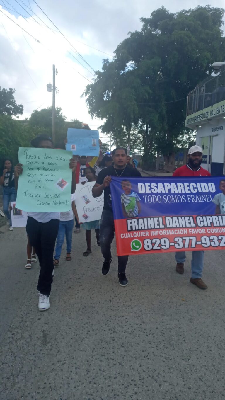 Familiares del niño Frainel Ciprián realizan marcha pacífica tras un año de su desaparición en Valiente, Boca Chica