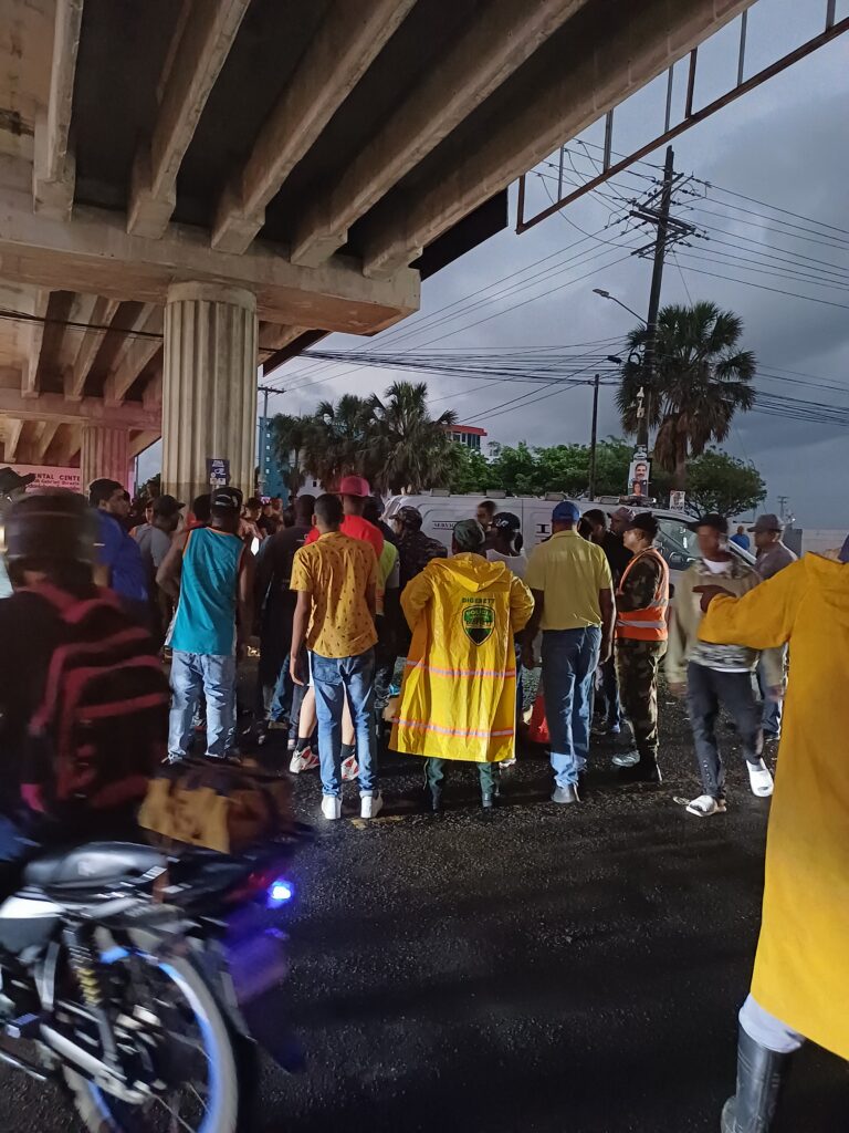 Hombre muere al ser atropellado por una guagua de Medio Ambiente en la Marginal Las Américas; provoca congestión vehicular