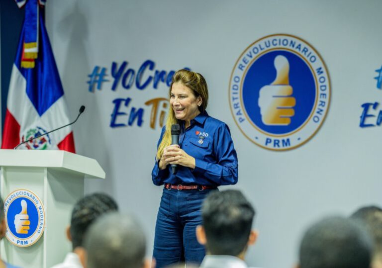 Carolina Mejía juramenta nuevas autoridades jóvenes del PRM en Santiago