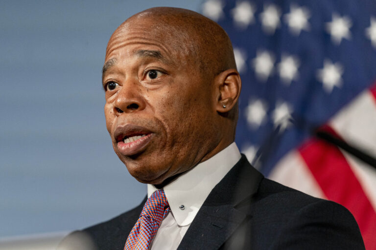 El alcalde Eric Adams se apodera de “Viva La Patria”  en Washington Heights. Adams es considerado como el alcalde  más querido y admirado por la comunidad dominicana
