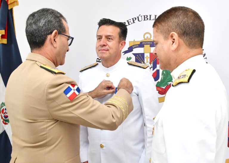 Galardon a la Excelencia Naval: Comandante General de la Armada de Colombia Recibe Prestigiosa Condecoración, la Medalla al Mérito Naval de la República Dominicana