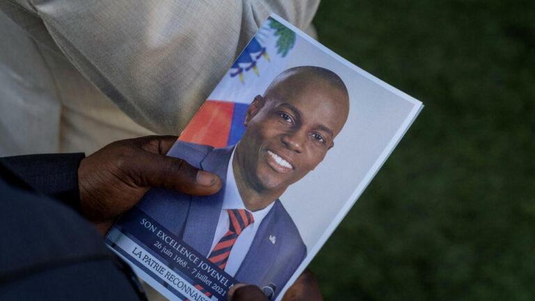 Le 7 juillet 2021, le président Jovenel Moïse fut assassiné à son domicile propre par des mercenaires colombiens en complicités avec la police et autres