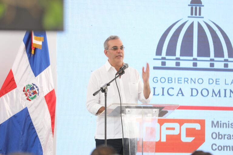 Presidente Abinader deja inaugurado en Santiago la rehabilitación de carretera Navarrete-Montecristi, entrega 300 apartamentos e inicia trabajos sistema de abastecimiento de agua potable