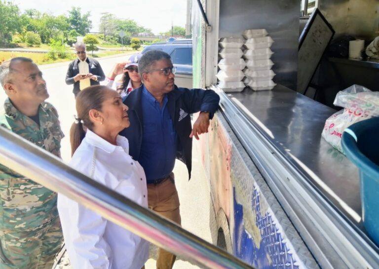 Comedores Económicos del Estado (CEED) asisten a familias afectadas por inundaciones en diferentes zonas del país