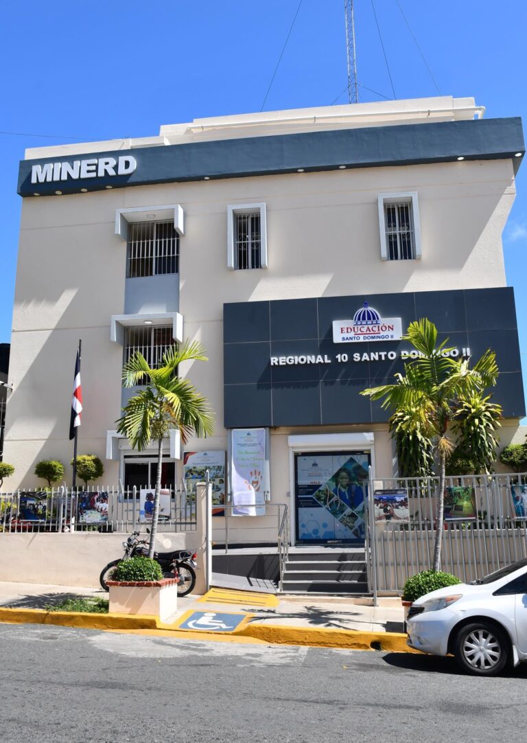 Regional 10-Sto. Dgo. II llama a padres evitar que espurios intereses detengan proceso educativo con «irracional» llamado a paro de ADP