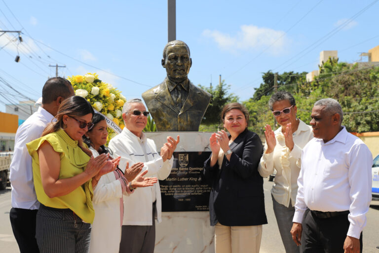 Ayuntamiento de Santo Domingo Este devela busto en honor a Martin Luther King