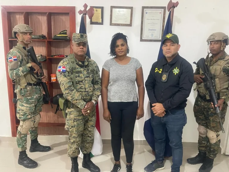 Ejército detiene a peligrosa fugitiva haitiana Clairzier Emase, al intentar ingresar al país por la zona fronteriza