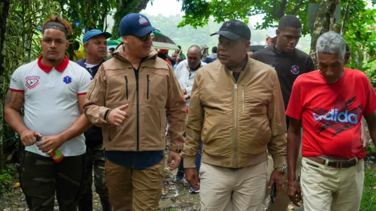 Ministro Igor Rodríguez lleva más ayudas a los afectados por las lluvias en Puerto Plata
