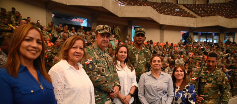 ADEOFA entrega raciones alimenticias a soldados y agentes policiales en el Coliseo de Boxeo “Carlos Teo Cruz”