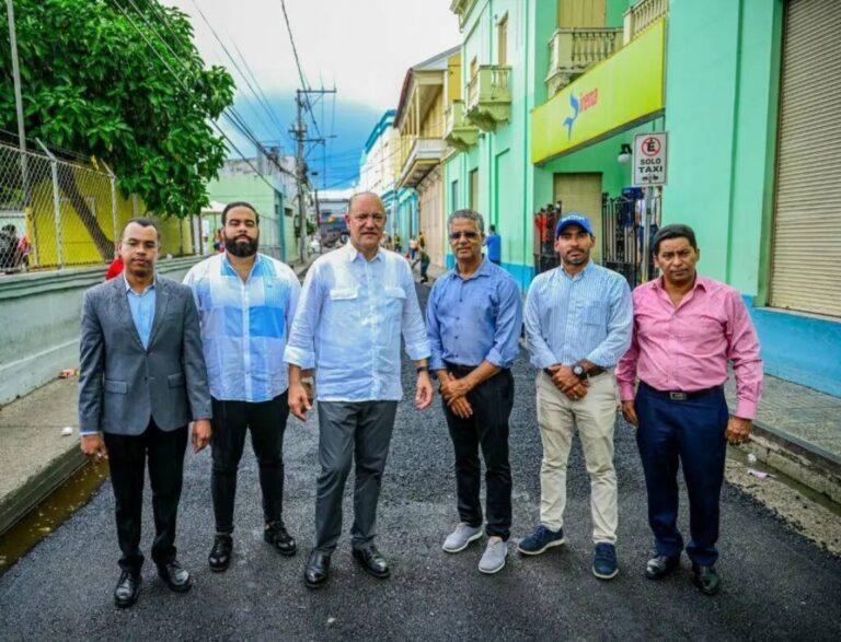 Alcalde Ulises Rodríguez cumple promesa de asfaltado y bacheo de calles en Santiago