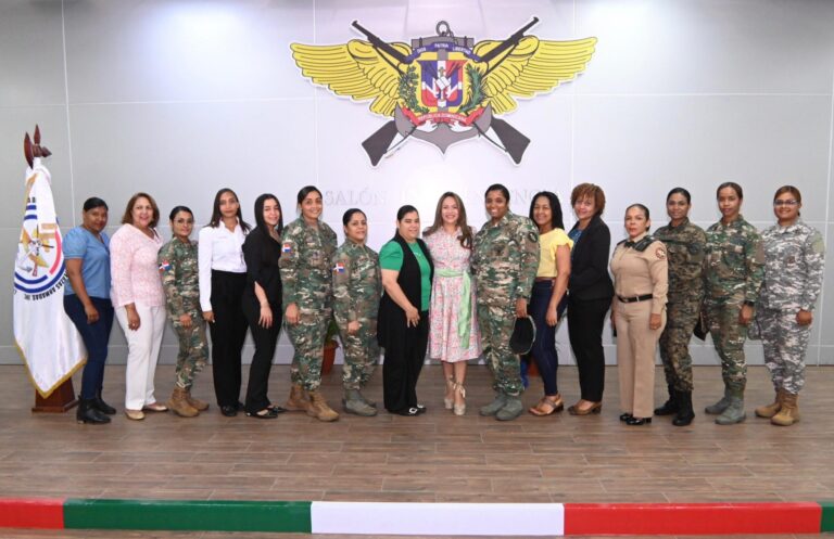 MIDE y ADEOFA entregan electrodomésticos a las madres militares en su día