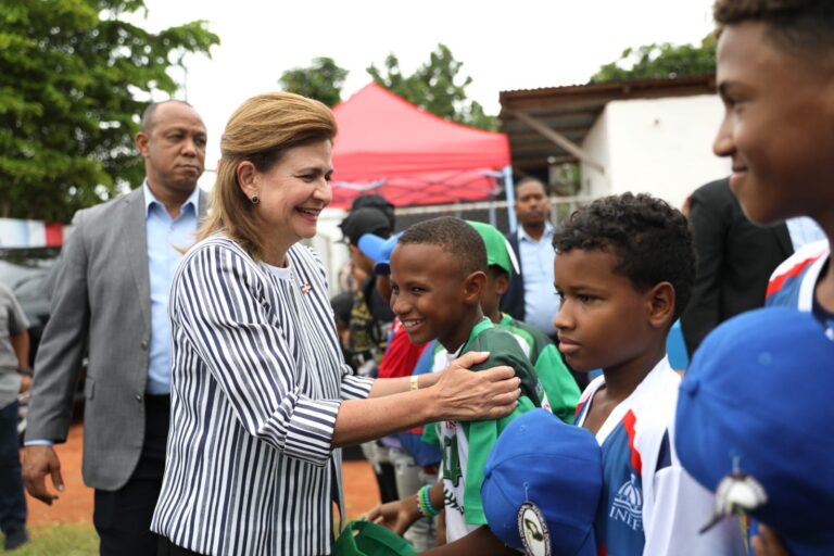 Vicepresidenta Raquel Peña inaugura complejo deportivo en Los Mina remozado por el INEFI