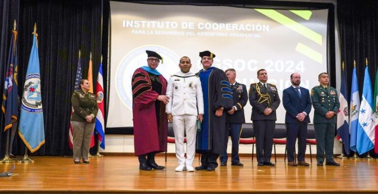 Oficial Superior de las Fuerzas Armadas de República Dominicana se gradúa con Honores en los EE. UU.