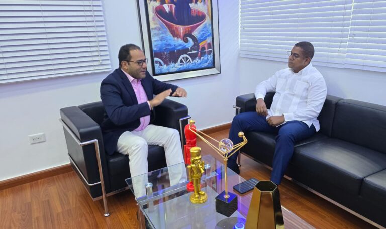 Salvador Holguin recibe en su despacho al asistente del presidente Luis Abinader