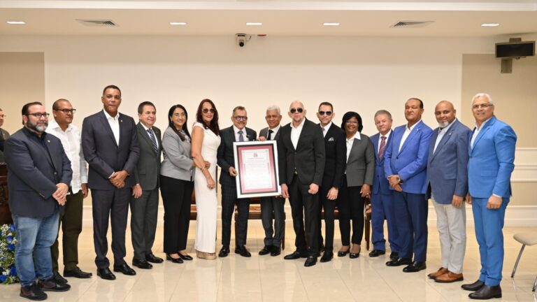 Senado reconoce los 45 años de trayectoria musical de Los Hermanos Rosario   