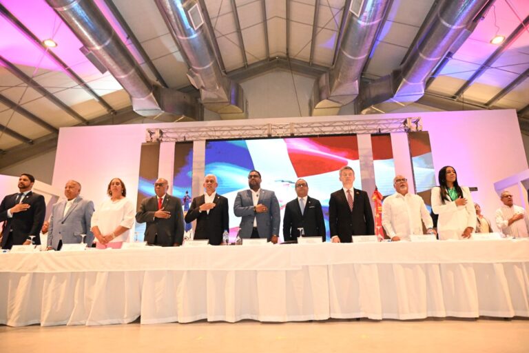 Presidente del Senado se compromete a continuar impulsando leyes de educación óptima para niños y jóvenes 