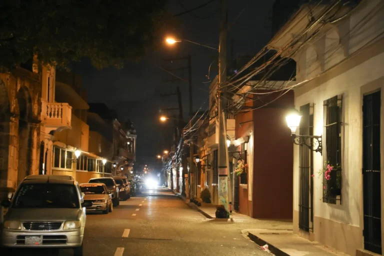 Edeeste realiza operativo para mejorar servicio eléctrico en la Zona Colonial