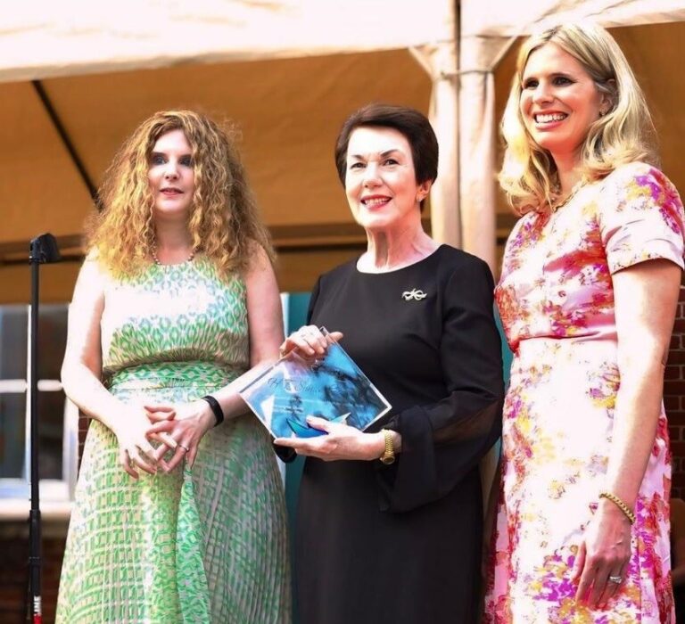 Embajadora Sonia Guzmán es reconocida por sus aportes a la educación 