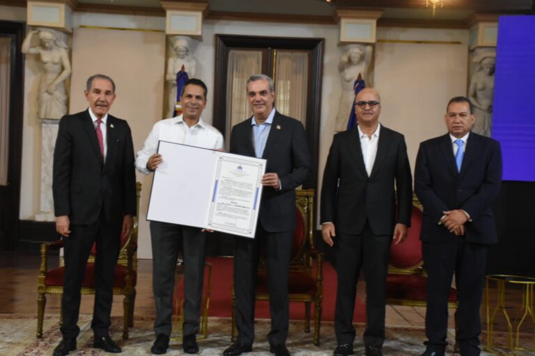 MESCyT entrega certificación de evaluación a 49 Instituciones de Educación Superior (IES)