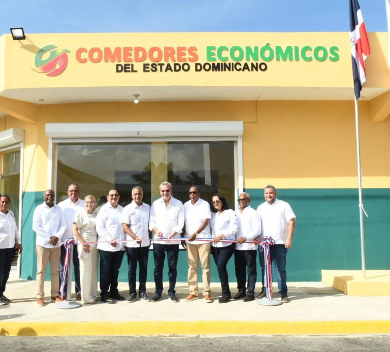 Presidente Luis Abinader Corona encabeza junto al director de Comedores Económicos del Estado la inauguración de un  comedor