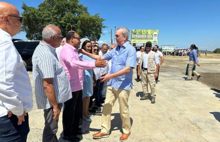 Salvador Holguín felicita al presidente de la República Luis Abinader en su natalicio número 57