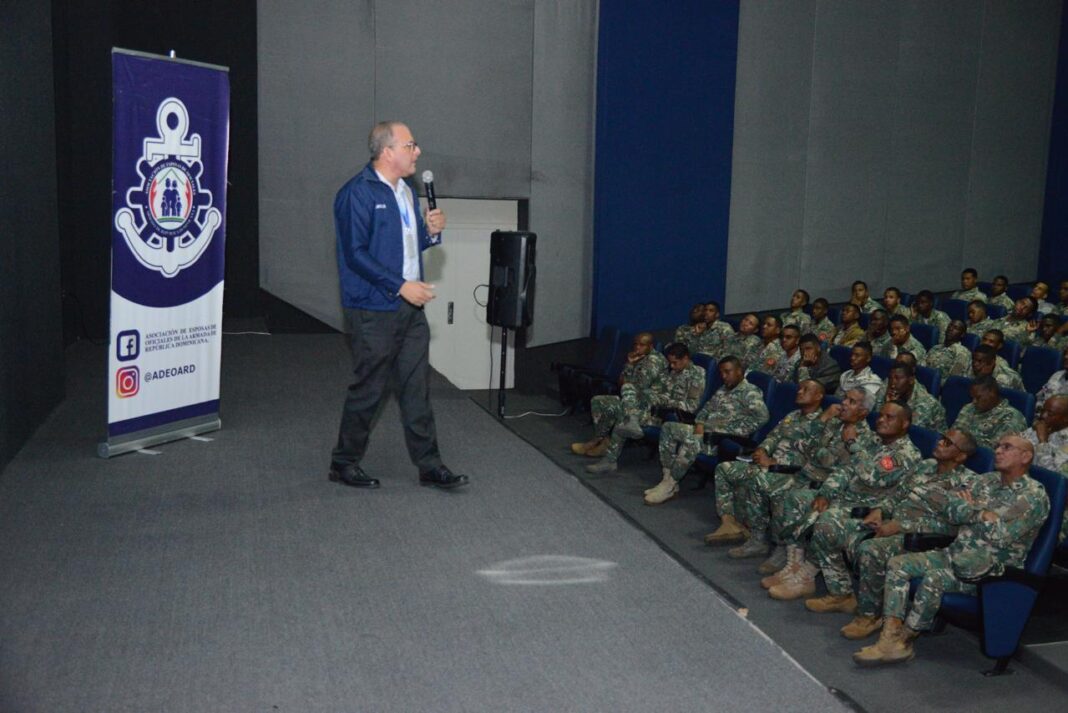 Infantes de Marina de la ARD asisten a charla sobre “Cultura financiera para el bienestar sostenible”