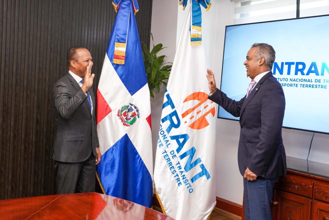 Ministro Santos Echavarría juramenta a Milton Morrison como nuevo director del Intrant