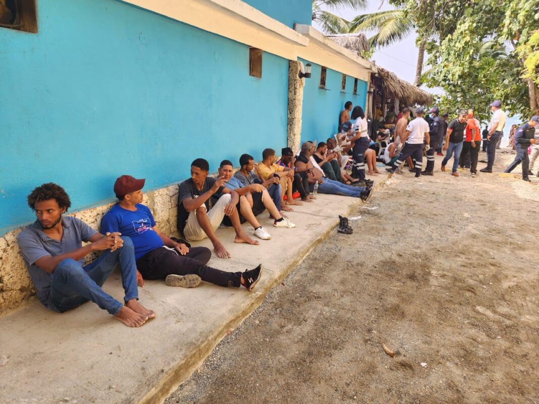 Armada Dominicana Rescata a 43 Personas con Vida tras Virarse la Embarcación Frente a las Costas de Guayacanes, San Pedro de Macorís.